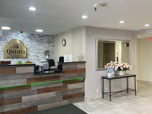 a lobby with a reception desk and a mirror at La Quinta Inn and Suites by Wyndham Cincinnati North in Springdale