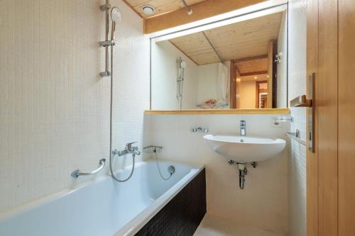Koupelna v ubytování Superbe appartement, en 2 parties, au centre d'Anzère