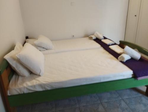 una cama con almohadas en una habitación en Fay's House, en Mesagrós