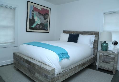 um quarto com uma cama grande e uma estrutura em madeira em Harpoon House em Southampton