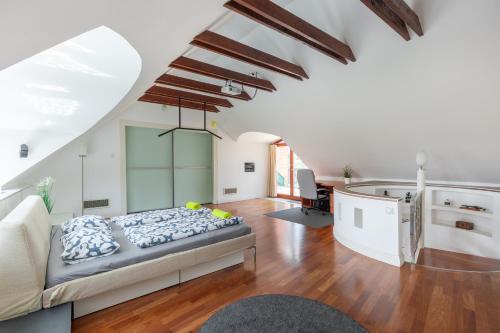 Ένα ή περισσότερα κρεβάτια σε δωμάτιο στο Penthouse with Free PARKING and Free BIKES, wellness 8 min walk