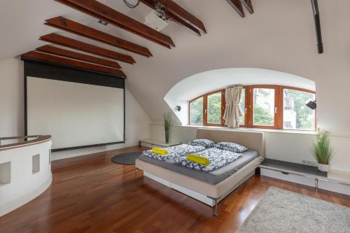 Ένα ή περισσότερα κρεβάτια σε δωμάτιο στο Penthouse with Free PARKING and Free BIKES, wellness 8 min walk