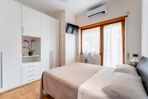מיטה או מיטות בחדר ב-EASHOME EUR Mostacciano Bilocale adiacente IFO