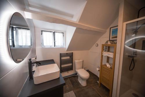 La petite salle de bains est pourvue d'un lavabo et de toilettes. dans l'établissement Aviva, à Pacy-sur-Eure