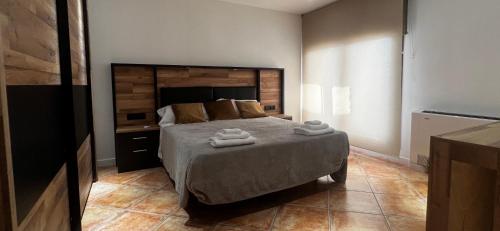 a bedroom with a bed with two towels on it at Villa Oasis entre Viñedos cerca de Barcelona con A A y piscina climatizada in Caserío de Caʼn Rosell
