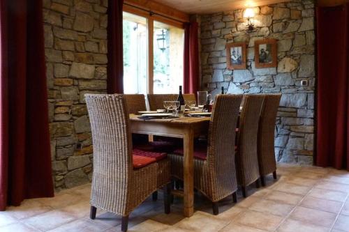 une salle à manger avec une table et des chaises en bois dans l'établissement Les 4 saisons - luxury 3-bed apt with sauna, à Sainte-Foy-Tarentaise