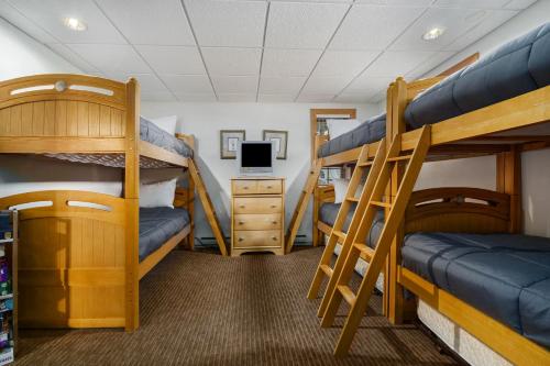 Giường tầng trong phòng chung tại Boyne Mountain Getaway, Unit B