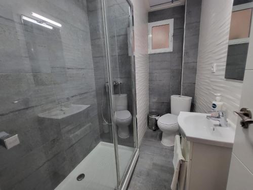 カルタヘナにあるApartamento Cálidoのバスルーム(シャワー、トイレ、シンク付)