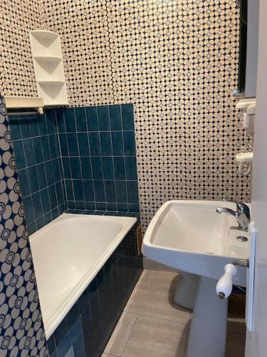 a bathroom with a sink and a toilet and a tub at Studio plein centre ville in Propriano