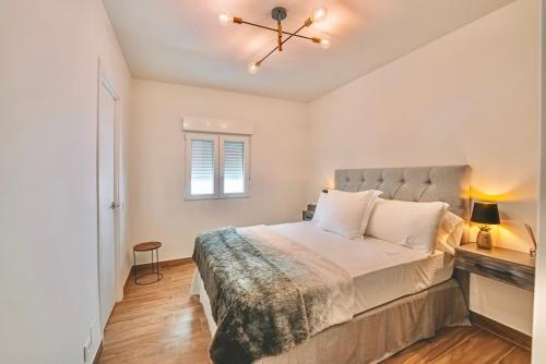 Un dormitorio con una cama grande y una ventana en Bella Luna - Sea & Mountains views, en Estepona