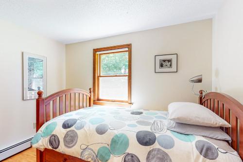 a bedroom with a bed and a window at Woodland Oasis in Rockport