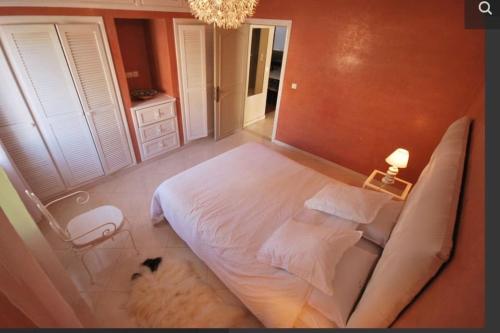 een slaapkamer met een groot wit bed in een kamer bij Charment logement avec une terrasse privée. in Agadir