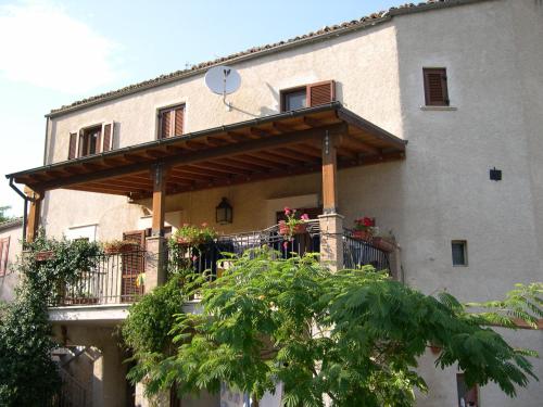 um edifício com uma varanda com flores em Casa Barone, Castiglione a Casauria (Pescara) em Castiglione a Casauria