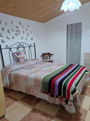 Un dormitorio con una cama con una manta. en Casa rural Mccoy, en Macael