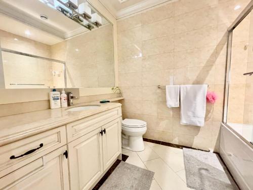 een badkamer met een wastafel, een toilet en een douche bij Vancouver Luxury Guest House in Vancouver