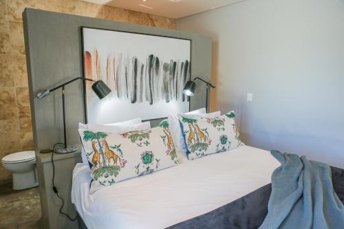 Una cama o camas en una habitación de Suite 9 The Village