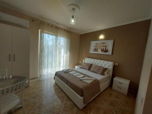 1 dormitorio con 1 cama grande y baño en Hotel Fama, en Durrës
