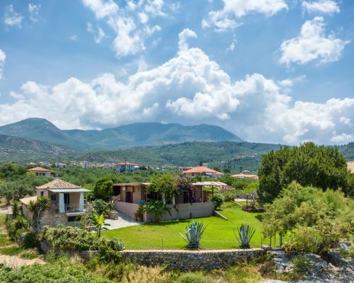 vista su una villa con montagne sullo sfondo di Malsova Studio a Kotrónion
