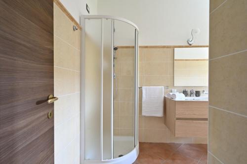 y baño con ducha y puerta de cristal. en 6 - Meraviglioso appartamento con terrazza - Sa Crai Apartments Sardinian Experience en Lotzorai