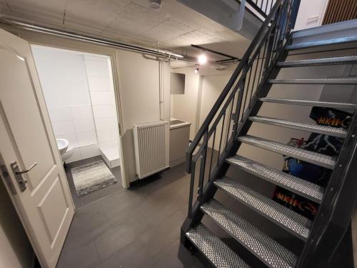 uma escada vazia num quarto com uma escada em Kant 99 S em Berlim