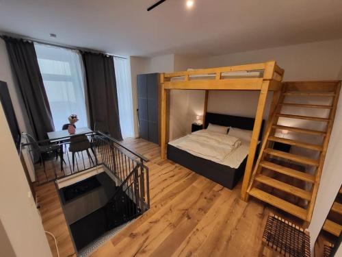 1 dormitorio con litera y comedor en Kant 99 S, en Berlín