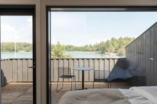 1 dormitorio con balcón con mesa y sillas en Pellinge Marina en Porvoo