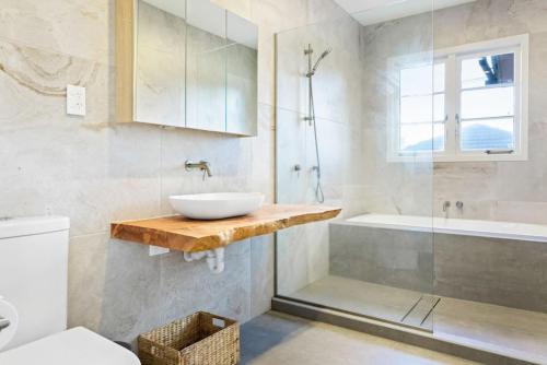 y baño con lavabo, aseo y bañera. en Renovated Character Central Home - WiFi & Netflix, en Auckland