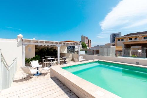 una piscina en la azotea de un edificio en B Haus Hotel Boutique, en Cartagena de Indias