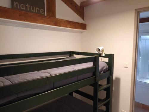 une chambre avec deux lits superposés dans une pièce dans l'établissement Le Cabanon, à Maussane-les-Alpilles