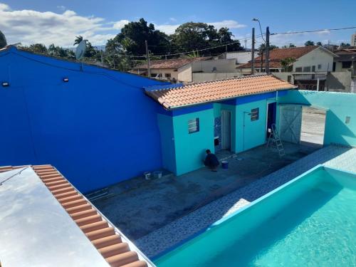 卡拉瓜塔圖巴的住宿－CASA DE PRAIA CARAGUA com PISCINA Acomoda 15 Pessoas，蓝色房屋 - 带游泳池