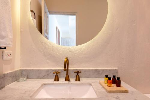 a bathroom with a sink and a mirror at B Haus Hotel Boutique in Cartagena de Indias