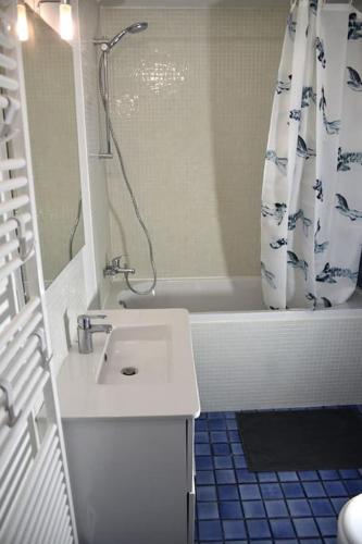 une salle de bain blanche avec un lavabo et une douche dans l'établissement F5 Escapade, maison, lac, riviére, Rabinon ,VAR., au Muy