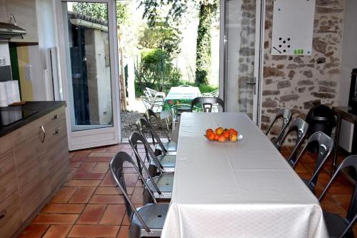 Una mesa en una cocina con un bol de fruta. en F5 Escapade, maison, lac, riviére, Rabinon ,VAR., en Le Muy