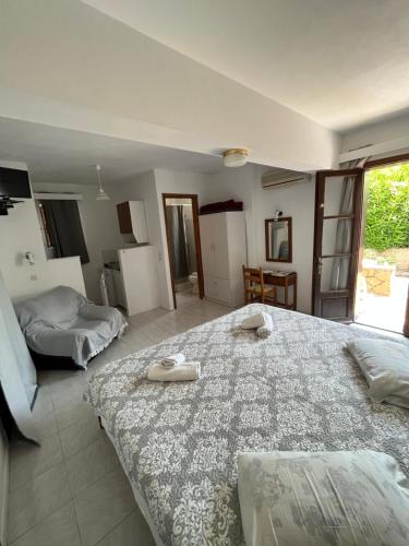 A bed or beds in a room at Islands Apartments