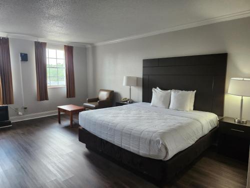 Windsor Inn of Jacksonville tesisinde bir odada yatak veya yataklar