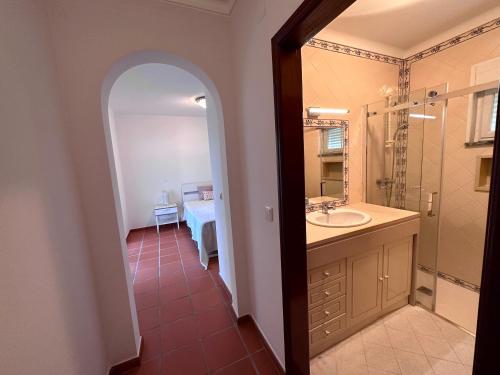 uma casa de banho com um lavatório, um chuveiro e um WC. em Best Houses 91 - Casa D'el Rey em Amoreira