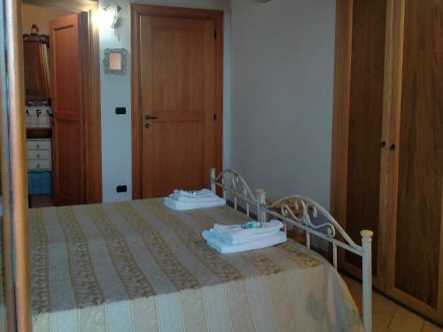 1 dormitorio con 1 cama con 2 toallas en Il Borgo & il Feudo, en Badolato