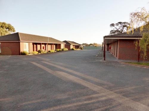 an empty parking lot in front of a building at Victoriana Motor Inn in Ballarat
