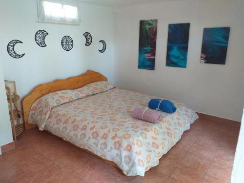 - une chambre avec un lit dans l'établissement Casetta Lago di Paola Sabaudia - San Felice Circeo, à SantʼAlfonso