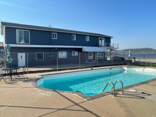 une grande piscine en face d'une maison dans l'établissement Double Room, à Lake City