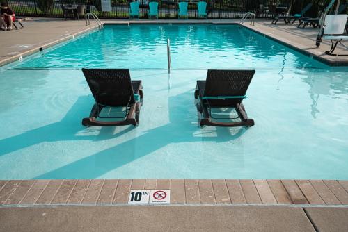 two chairs sitting in a swimming pool at Patriots Inn in Williamsburg