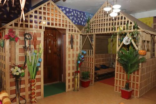 GREEN LEAF GUEST HOUSE في سريمانغال: منزل مصنوع من الكرتون في غرفة