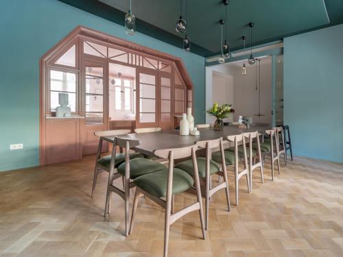 a dining room with a table and chairs at Maison Cokoon in Brussels
