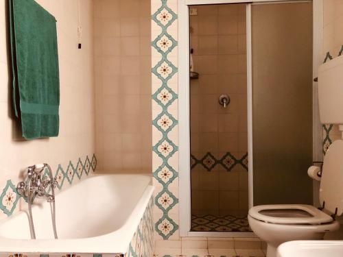 a bathroom with a bath tub and a toilet at Villa Francesca - Camere con giardino in Castellaneta