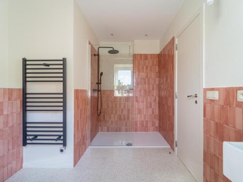 La salle de bains est pourvue d'une douche et d'un lavabo. dans l'établissement Maison Cokoon, à Bruxelles