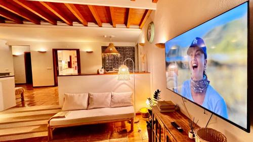 TV a/nebo společenská místnost v ubytování Lovely Beach House with Stunning View
