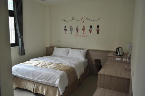 a bedroom with a bed and a decoration on the wall at Frank B&B in Jincheng