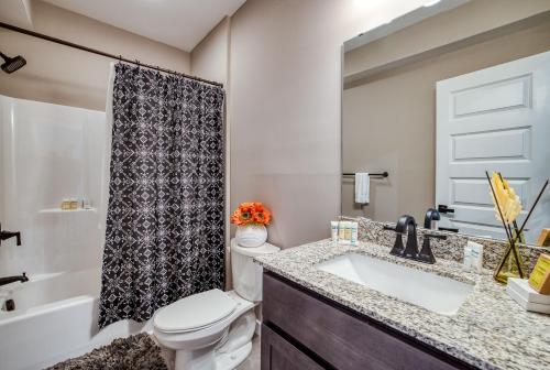 Kúpeľňa v ubytovaní Serene, Cozy Suite in Camillus NY