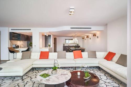 sala de estar con sofá blanco y mesa en Luxurious 3BR6p apartment with terrace - First Croisette Cannes 602 en Cannes