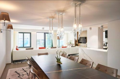 comedor y sala de estar con mesa y sillas en Luxurious 3BR6p apartment with terrace - First Croisette Cannes 602 en Cannes